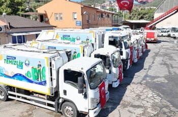 Mudanya Belediyesi yaz aylarının gelmesiyle birlikte temizlik hizmetlerini daha hızlı ve verimli hale getirmek amacıyla araç filosuna yeni çöp kamyonları ekledi