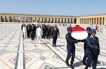 Narlıdere Belediye Başkanı Erman Uzun, Başkan Yardımcıları, Meclis Üyeleri ve CHP Narlıdere İlçe Örgütü ile birlikte Anıtkabir’e giderek Ata’nın huzuruna çıktı