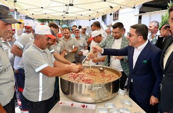 Nevşehir Belediye Başkanı Rasim Arı, Hizmet-İş Sendikası tarafından düzenlenen programda, hem hicri yılbaşı hem de Muharrem ayının başlangıcı dolayısıyla belediye personellerine aşure ikramında bulundu