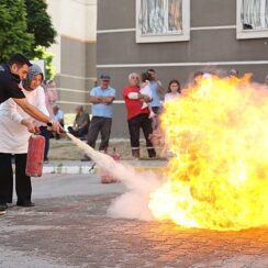 Nevşehir Belediyesi İtfaiyesi, Mehmet Akif Ersoy Mahallesi TOKİ Konutları’ndaki mahalle sakinlerine ve blok görevlilerine yangınla mücadele eğitimi verdi