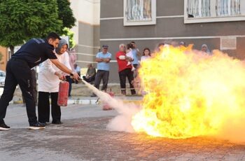 Nevşehir Belediyesi İtfaiyesi, Mehmet Akif Ersoy Mahallesi TOKİ Konutları’ndaki mahalle sakinlerine ve blok görevlilerine yangınla mücadele eğitimi verdi