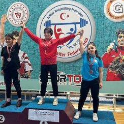 Nevşehir Belediyesi sporcuları, Bolu’da düzenlenen Minikler ve 15 Yaş Altı Ferdi Türkiye Halter Şampiyonası’nda 3 gümüş ve 1 bronz madalya kazandı