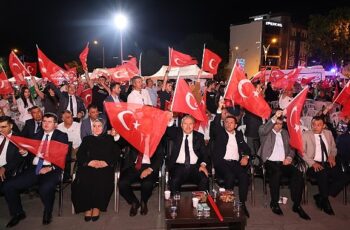 Nevşehirliler 15 Temmuz Demokrasi ve Milli Birlik Günü’nün yıldönümünde 8 yıl önce olduğu gibi yine meydanlarda aynı ruh ve heyecanla bir araya geldi