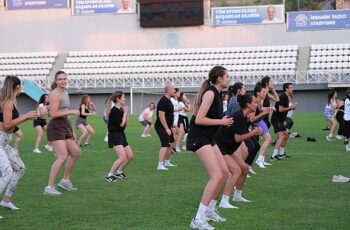 Nilüferliler zumba ile hem eğlendi hem spor yaptı