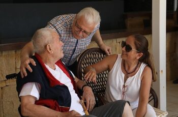 Sahil Huzurevi Yaşlı Bakım Merkezi’ni ziyaret eden Belediye Başkanı Ali Kemal Deveciler, huzurevi sakinleriyle sohbet etti onlara moral verdi