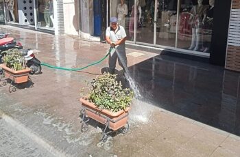 Salihli Belediyesi Temizlik İşleri Müdürlüğüne bağlı ekipler cadde ve sokak yıkama çalışmalarına ara vermeden devam ediyor