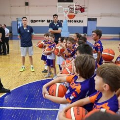 Selçuklu Belediye Başkanı Ahmet Pekyatırmacı, Selçuklu Belediyesi Yaz Spor Okulları’nda farklı branşlarda eğitim alan spor okulu öğrencilerini ziyaret etti