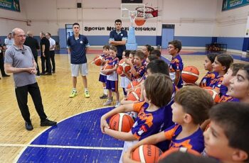 Selçuklu Belediye Başkanı Ahmet Pekyatırmacı, Selçuklu Belediyesi Yaz Spor Okulları’nda farklı branşlarda eğitim alan spor okulu öğrencilerini ziyaret etti