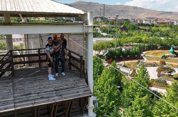 Selçuklu Belediyesi tarafından macera tutkunları için  Kelebekler Vadisi Parkı  içerisine yapılan  Macera Kulesi açıldı. Alanda yer alan  Zipline (Kaytel) adrenalin tutkunlarını  bekliyor