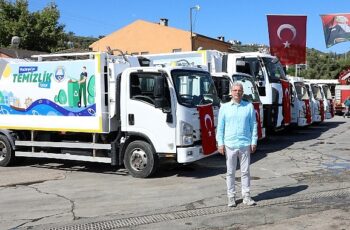 Temizlik hizmetlerini daha hızlı ve verimli hale getirmek amacıyla araç filosunu genişleten Mudanya Belediyesi, 15 Haziran – 15 Temmuz 2024 döneminde bir ay boyunca 5 bin ton evsel atık topladı