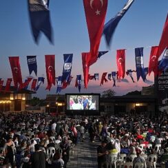 Üsküdar Belediyesi ev sahipliğinde açık alanlarda yapılan geleneksel sinema günlerinin ilki “Neşeli Günler” film gösterimiyle başladı