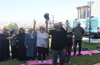 “Yaşlılar, kahkaha seansında doyasıya eğlendi”