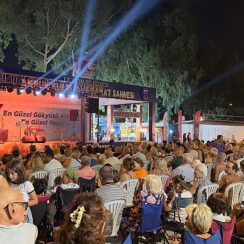 Aydın Büyükşehir Belediyesi’nin Aydın genelinde düzenlediği “Yaz Konserleri” etkinliği dün akşam Didim Akbük Limanı’nda gerçekleştirildi