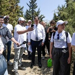 Başkan Tugay’dan yanan alanlarda saha mesaisi “Yangından zarar gören alanlarımızı Yeşil İzmir Gönüllülerimizle geri kazanacağız”