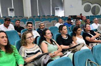 Bornova’da muhtarlara Kent Konseyi semineri