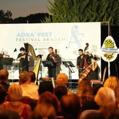 Bu yıl 2.’si düzenlenen Uluslararası ADRA’FEST’te açılış konseri, bugün saat 20.30’da Burhaniye Ören’deki Adramytteion Kazı Evi’nde gerçekleşti