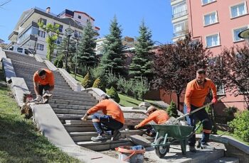 Çankaya Belediyesi, ilçe genelindeki parklarda bakım ve onarım çalışmalarını hız kesmeden sürdürüyor