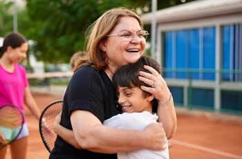 Didim Belediye Başkanı Hatice Gençay, ilçemizde faaliyet gösteren Didim Tenis Kulübünü ziyaret ederek, minik sporcularla bir araya geldi