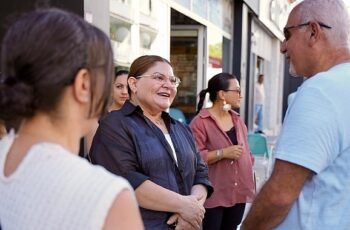 Didim Belediye Başkanı Hatice Gençay, ilçenin en işlek caddelerinden birisi olan Kurtuluş Caddesi’nde esnaf ve vatandaşlarla bir araya geldi.