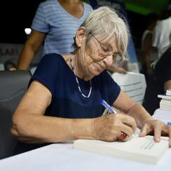 Didim Belediyesi’nin katkılarıyla gerçekleştirilen Altınkum Yazarlar Festivali birbirinden değerli yazarları konuk etmeye devam ediyor