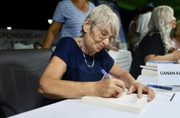 Didim Belediyesi’nin katkılarıyla gerçekleştirilen Altınkum Yazarlar Festivali birbirinden değerli yazarları konuk etmeye devam ediyor