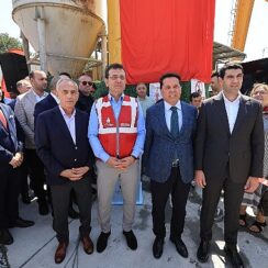 İBB Başkanı Ekrem İmamoğlu, Mahmutbey-Bahçeşehir-Esenyurt Metro Hattı’nda çalışan emekçilerle bir araya gelerek, TBM cihazının ilerlemesine tanıklık etti