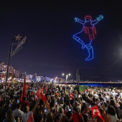 İzmir’de 30 Ağustos coşkusu dron gösterisi ile taçlandı 500 dron Körfez’de görsel şölen yaşattı