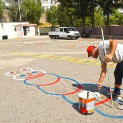 Karabağlar Belediyesi okullara desteğini sürdürüyor