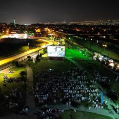 Kartepe Belediyesi açık hava sinemasında bu hafta sonu gösterilen “Can Dostlar” filmi büyük ilgi gördü