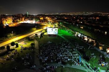 Kartepe Belediyesi açık hava sinemasında bu hafta sonu gösterilen “Can Dostlar” filmi büyük ilgi gördü