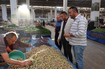 Nevşehir Belediye Başkan Yardımcıları Hasan İler ve Veli Kırşehirli, Pazar esnafı ile bir araya gelerek talep ve önerilerini dinledi