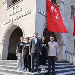 Nevşehir Belediye Başkanı Rasim Arı, konuk ettiği Özel Simya Koleji öğrencilerinin Nevşehir ve belediyecilik hakkında sorularını cevaplandırdı.