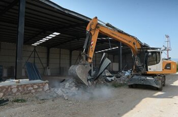 Tarım arazisine inşa edilen kaçak depo yıkıldı