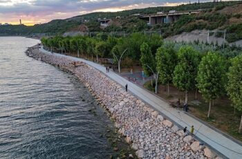 Tavşancıl Sahil Parkı gündüz başka gece başka güzel