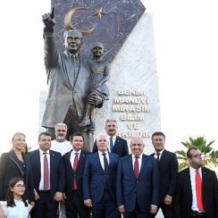 Zafer Bayramı, Atatürk Anıtı ile taçlandı