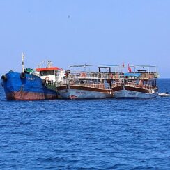 Antalya Büyükşehir Belediyesi’nin atık alım gemisi Adrasan sularında