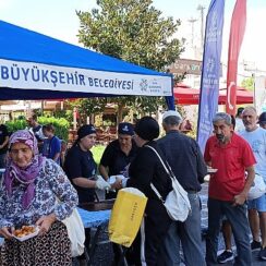 Aydın Büyükşehir Belediyesi, bu gece kutlanacak olan Mevlid Kandili nedeniyle Aydın’ın çeşitli noktalarında bulunan camilerde lokma hayrı gerçekleştirdi