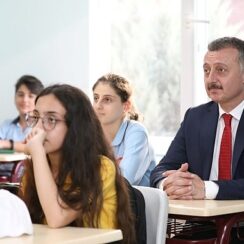 Başkan Büyükakın’dan Kocaelili öğrencilere müjde;  Büyükşehir’den 20 bin öğrenciye eğitim desteği