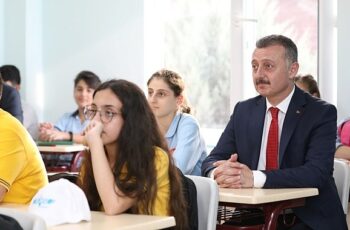 Başkan Büyükakın’dan Kocaelili öğrencilere müjde;  Büyükşehir’den 20 bin öğrenciye eğitim desteği