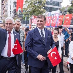 Başkan Tugay, 88. Uluslararası Bergama Kermesi’ne katıldı