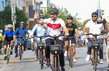 Buca Belediye Başkanı Görkem Duman, çevreci ulaşımı teşvik etmek için pedal çevirdi