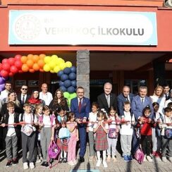 İlk Ders Zilini Protokol Çaldı