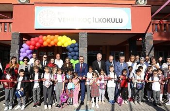 İlk Ders Zilini Protokol Çaldı