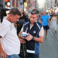 İstanbul Büyükşehir Belediyesi (İBB), İstanbul’un turistik ve tarihi bölgelerinde sahte parfüm satıcılarıyla mücadeleyi sürdürüyor