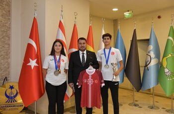 Kahramankazan Belediyespor Kulübü sporcuları, Kahramankazan Belediye Başkanı Selim Çırpanoğlu’nu makamında ziyaret etti.