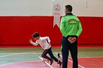 Karşıyaka Belediyesi çocukların spor yaşamına ışık oluyor