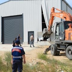 Kırsal mahallelerdeki 3 kaçak yapı yıkıldı