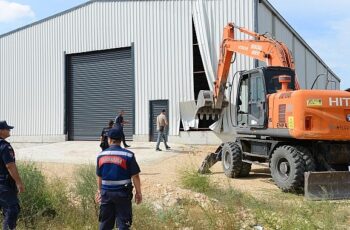 Kırsal mahallelerdeki 3 kaçak yapı yıkıldı