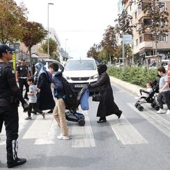 Küçükçekmece zabıtasından okul önlerinde denetim.