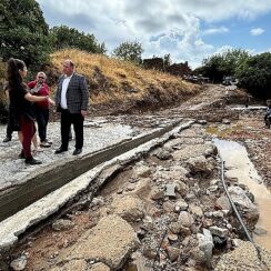 Menderes Belediye Başkanı İlkay Çiçek, sel felaketinden dolayı mağdur olan mahalleleri ziyaret etti, yardım çalışmalarını inceledi